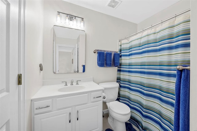 bathroom with a shower with curtain, vanity, and toilet