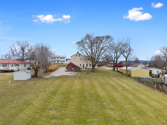 view of yard featuring an outbuilding