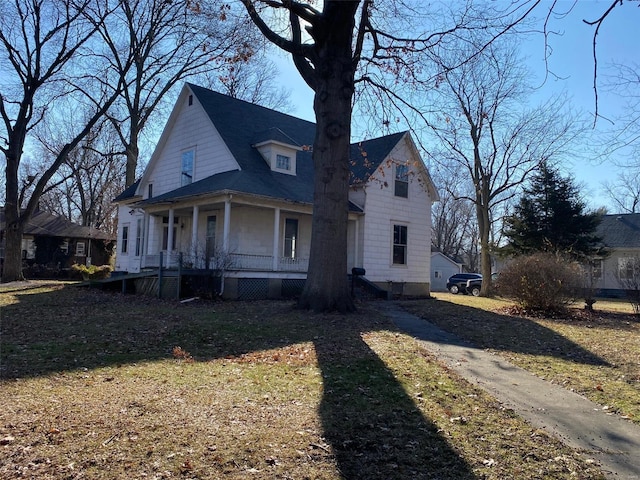 view of front of property featuring a porch and a front yard