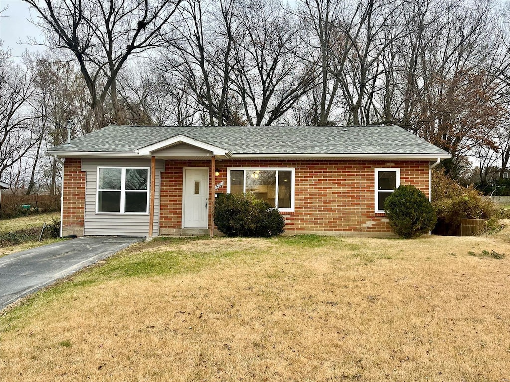 ranch-style home with a front lawn