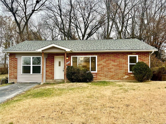 single story home featuring a front yard