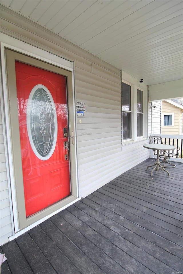 entrance to property featuring covered porch