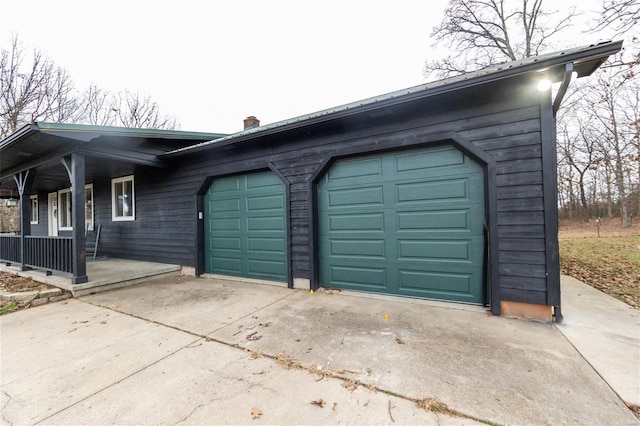 garage featuring a porch