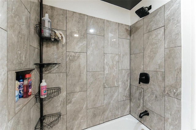 bathroom featuring tiled shower / bath