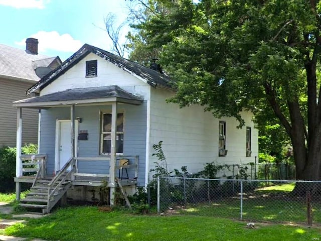 view of front of property featuring a porch and a front yard