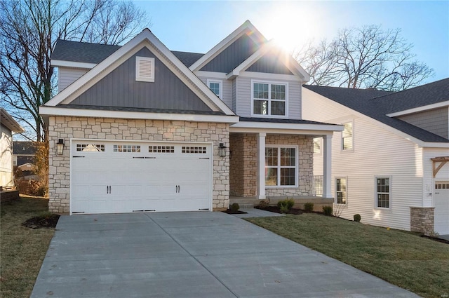 craftsman inspired home featuring a front yard