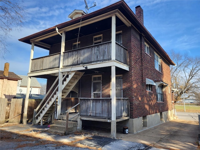 view of front facade with a balcony