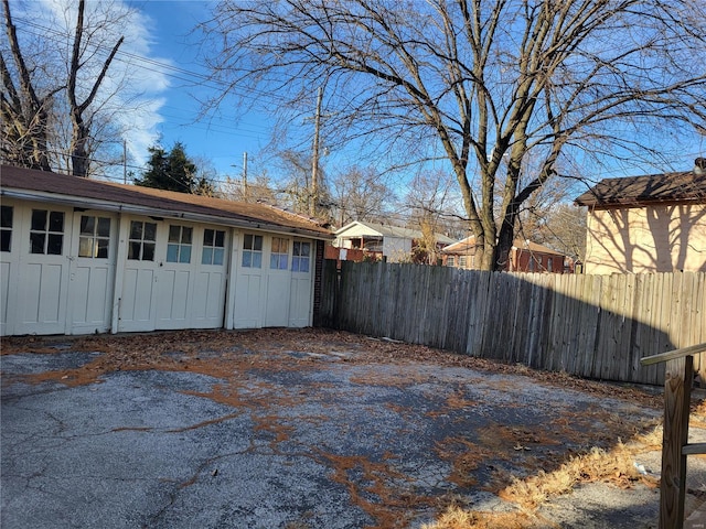 view of yard featuring an outdoor structure