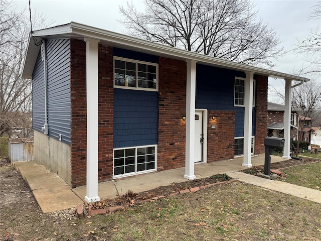 view of front of property featuring covered porch