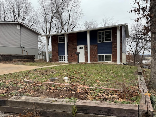 view of front facade featuring a front yard