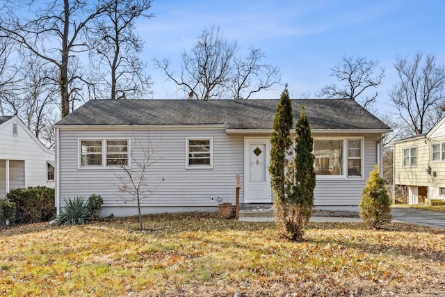 view of front of house featuring a front lawn