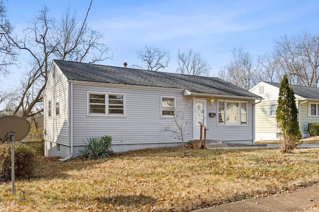 view of front of property featuring a front yard