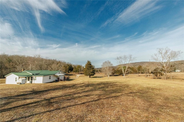 view of yard featuring a rural view