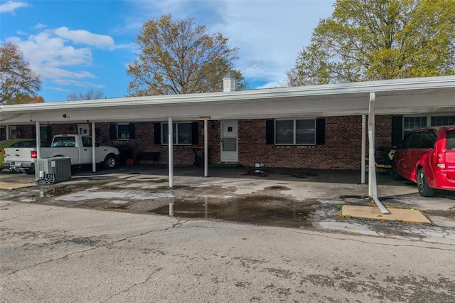 view of front facade featuring central AC unit and a carport