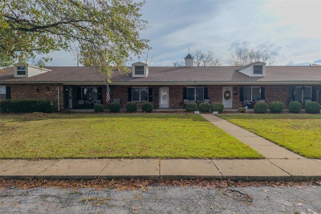 view of front of property with a front lawn and covered porch