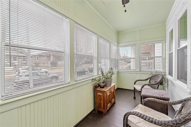 sunroom with ceiling fan