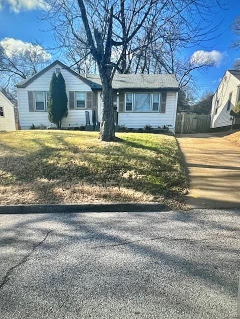 view of front of property with a front yard