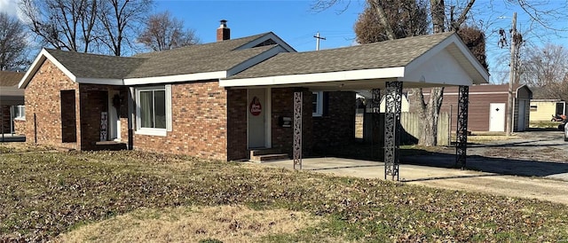 view of front facade featuring a front lawn