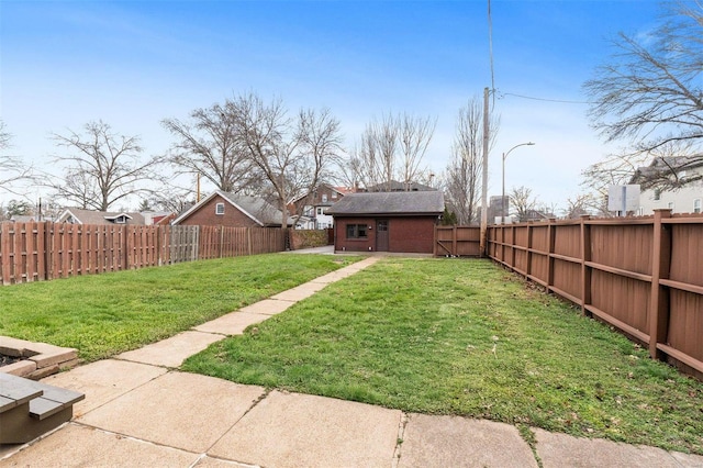 view of yard featuring an outbuilding