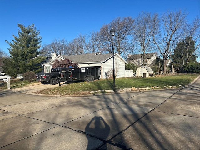 view of front of home featuring a front yard