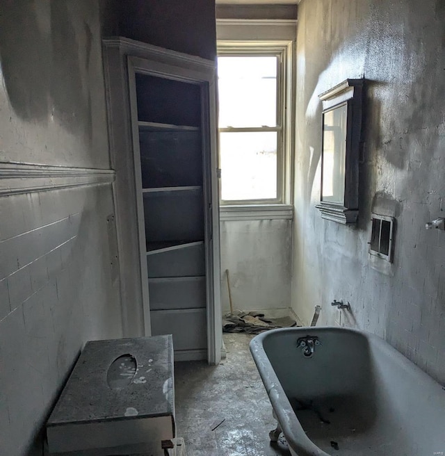 bathroom featuring a bathtub and concrete flooring