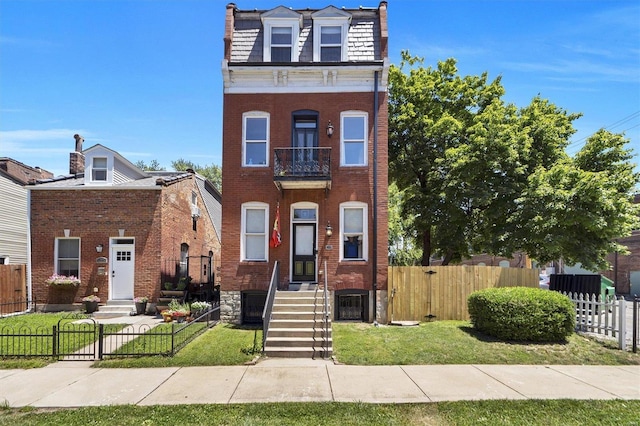 view of front facade featuring a front yard