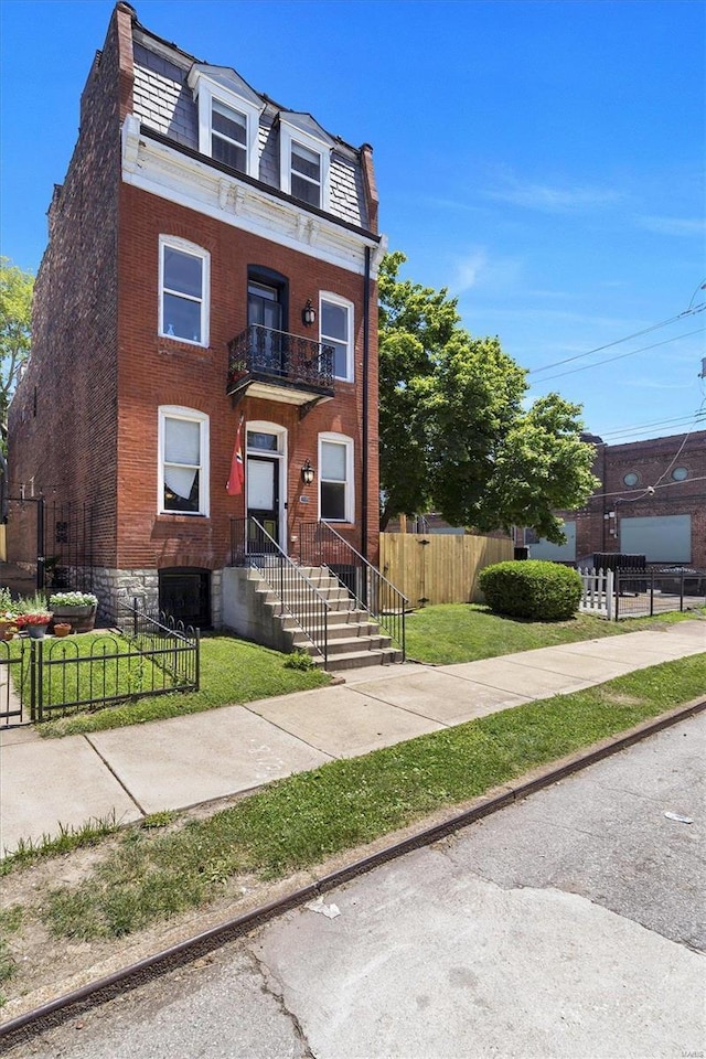 view of front facade featuring a front yard