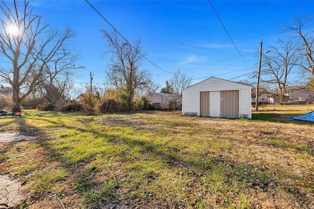 view of yard featuring a storage unit