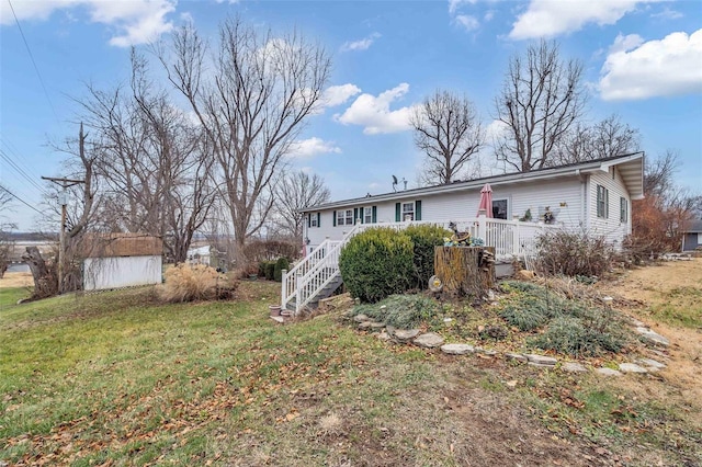 view of front of property featuring a front yard