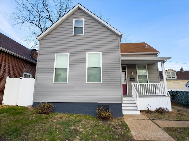 view of front facade featuring covered porch and a front lawn