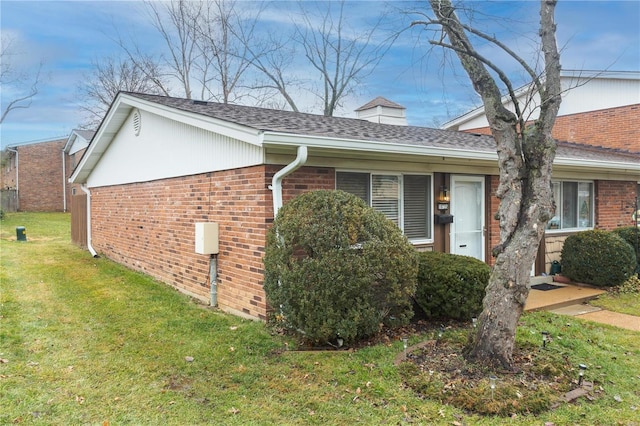 view of side of property featuring a lawn