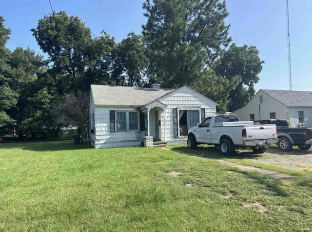 view of front of house featuring a front yard