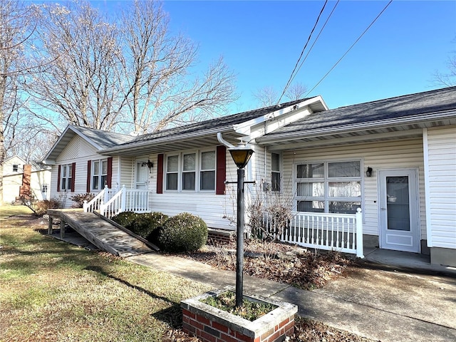 single story home with a front yard