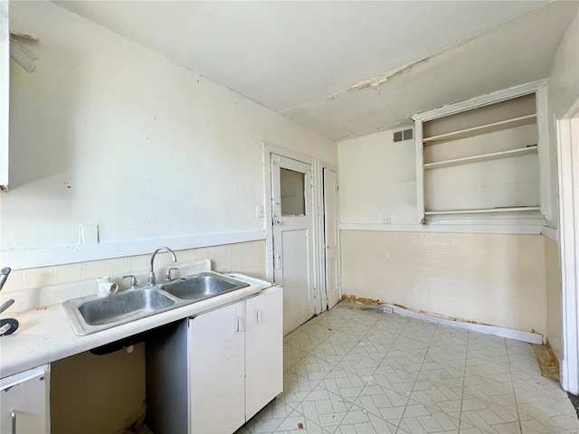 kitchen featuring sink