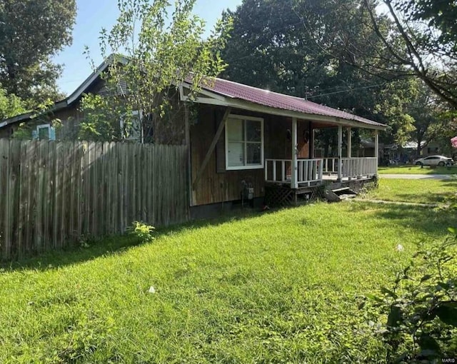 view of front of house with covered porch and a front lawn