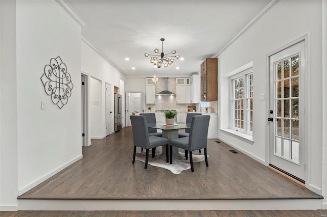 dining room featuring crown molding and a notable chandelier