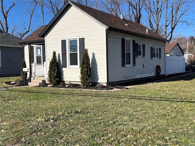 view of front facade with a front lawn