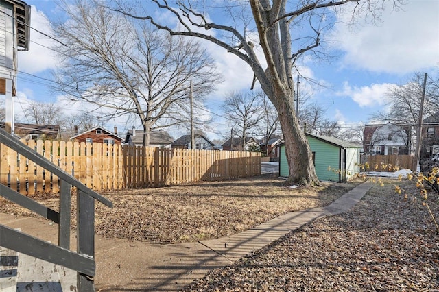 view of yard featuring an outbuilding