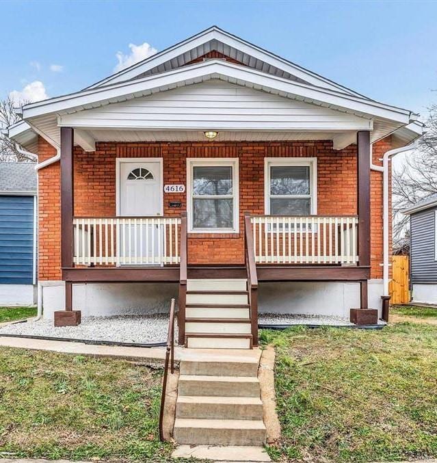 view of front of home featuring a porch and a front lawn