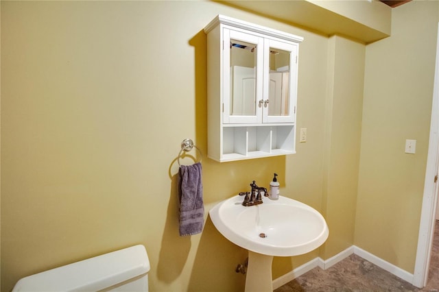 bathroom featuring sink and toilet