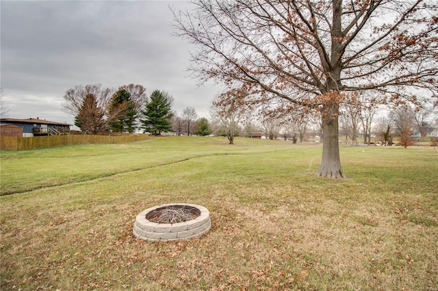 view of yard featuring a fire pit