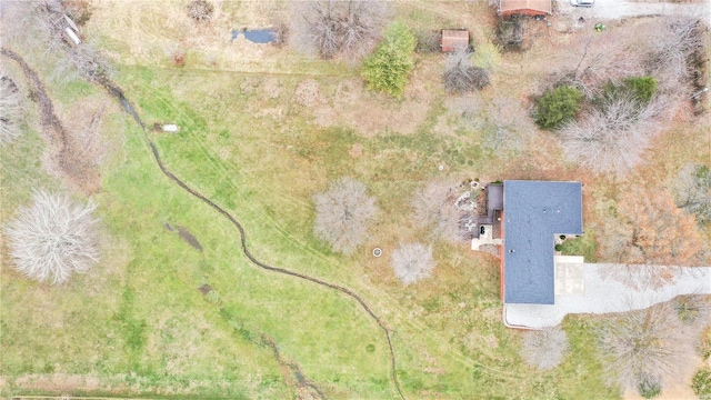 birds eye view of property featuring a rural view