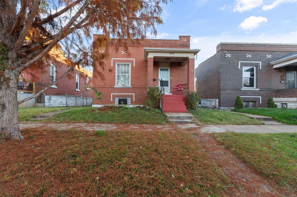 view of front of home featuring a front yard