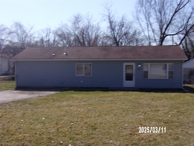 view of front of home featuring a front yard