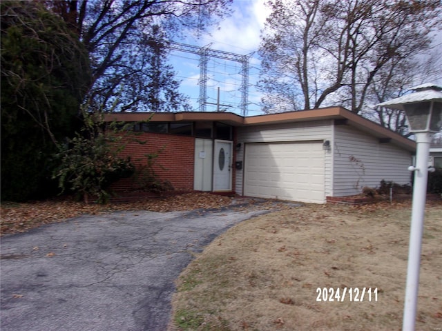 view of front facade featuring a garage