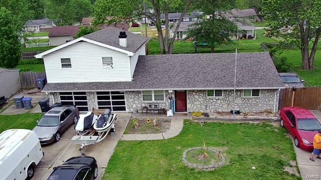 view of front of house with a front yard