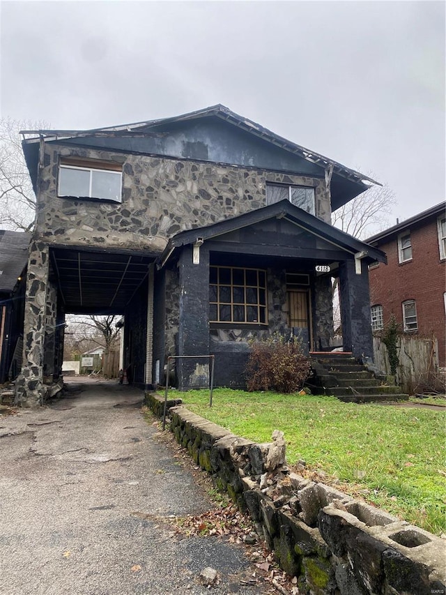 view of front of property with a carport and a front yard