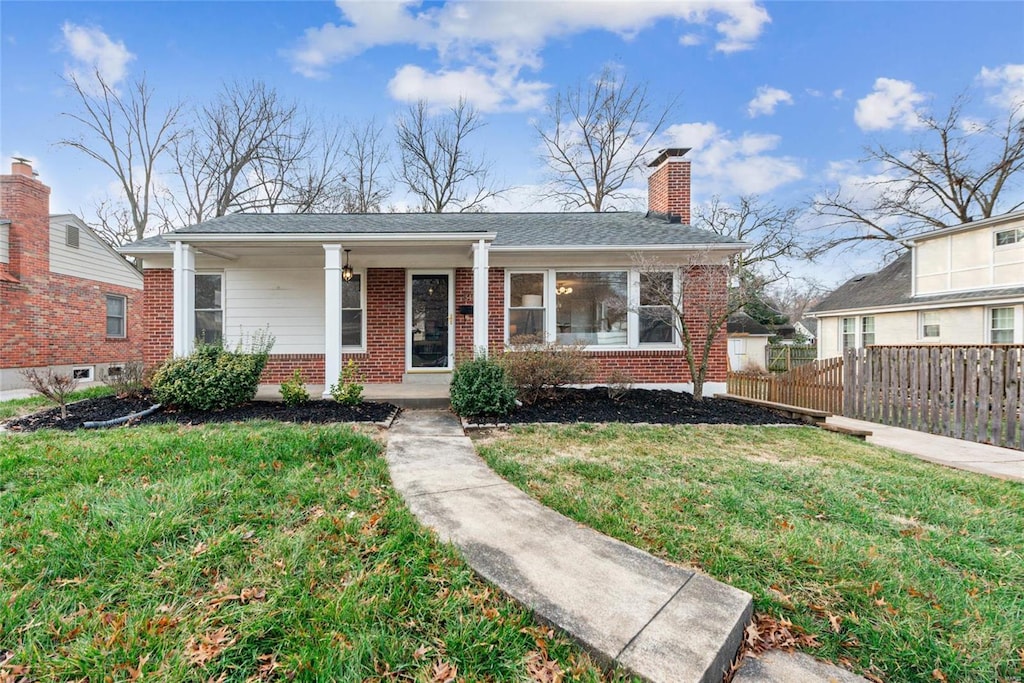 view of front of house with a front lawn