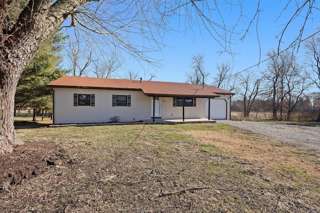 view of front of home featuring a front yard and a garage