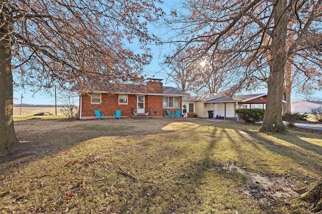 view of front of property featuring a front lawn